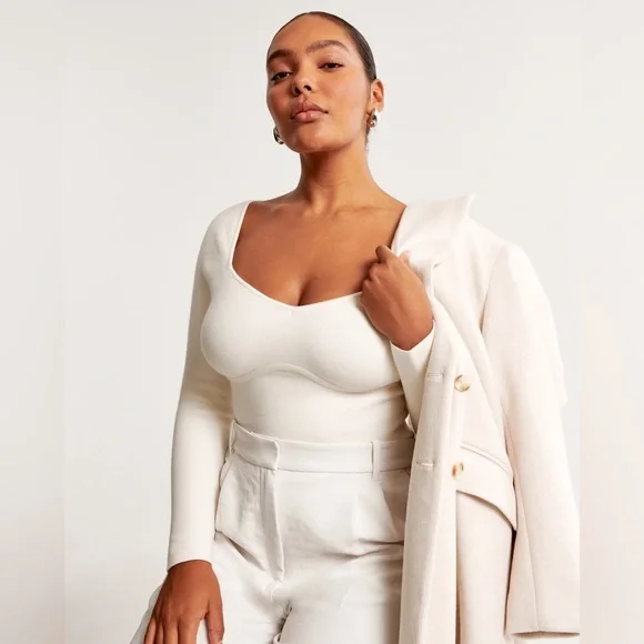 ⭐️SOLD⭐️NWT Abercrombie & Fitch Long-Sleeve Sweetheart Sweater Bodysuit - Picture 2 of 10